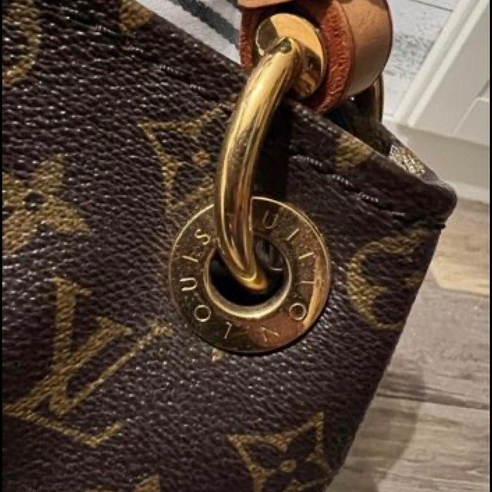Authentic Louis Vuitton Artsy MM - Picture 7 of 10